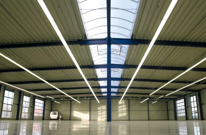 Innenansicht einer Halle mit Stahltragwerk, Lichtband im Dach und Fensterbändern