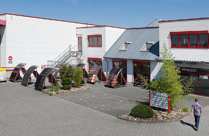 Lager- und Verkaufsgebäude mit Außenausstellung